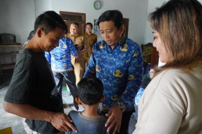 Tim Gabungan Dampingi Sulung, Korban Selamat dari Keracunan Sekeluarga di Kediri