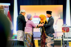 Isi Pesan Cagub Luluk ke Khofifah usai Kalah di Pilgub Jatim 2024
