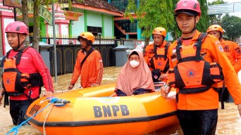Korban Banjir Trenggalek Sesak Nafas, Dievakuasi Perahu Karet