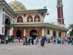 Libur Akhir Tahun, Pasarean Mbah Kholil di Bangkalan Ramai Peziarah