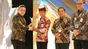 Kemendagri Serahkan Penghargaan APBD Award pada Pemkab Banyuwangi