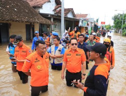 Pj Gubernur Jatim Tinjau Banjir di Ponorogo, Edukasi Warga untuk Evakuasi
