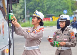 Polwan Polresta Sidoarjo Bagikan Kopi dan Snack pada Penumpang Bus di Purabaya