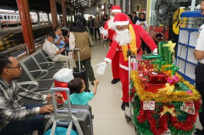Santa Claus Berbagi Kebahagiaan di Stasiun Jember