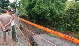 Jalan Utama Penghubung Kecamatan di Tulungagung Longsor