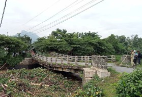 Jembatan Penghubung Desa di Tulungagung Patah, Jalan Alternatif 4 Km