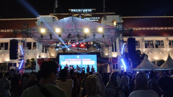 Antusias Warga Nikmati Perayaan Malam Tahun Baru 2025 di Balai Kota Surabaya