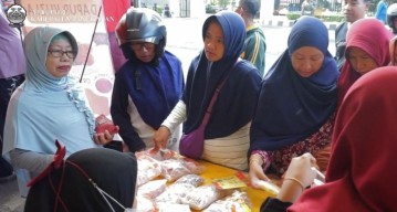 Jelang Nataru, Warga Serbu Pasar Murah di Bangkalan