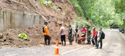 Tembok Penahan Jalan Trenggalek - Pacitan Retak gegara Longsor