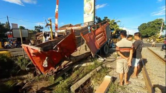 Truk Gandeng di Blitar Tertabrak Kereta Api