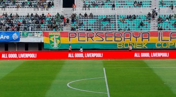 Tulisan “All Good Liverpool” Muncul di Laga Persebaya Surabaya Vs Malut United, Apa Itu?