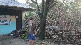 Gedung SDN 1 Pejok Kepohbaru Bojonegoro Ambruk Tertimpa Pohon