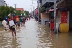 Bangkalan Diguyur Hujan 10 Jam, Sejumlah Kecamatan Terendam Banjir