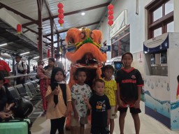 Barongsai Naga Langit Hibur Penumpang Kereta Api di Stasiun Jember