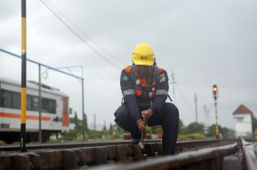 Cerita Petugas Pemeriksa Jalur KA, Setiap Hari Susuri Rel 10 Km Meski Libur Tahun Baru