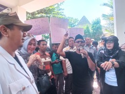 Ratusan Massa di Jember Desak Bupati Hendy Tanggung Jawab atas Penghentian JPK