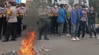 Jembatan Suramadu Dinilai Tidak Aman, Mahasiswa Geruduk Polres Bangkalan