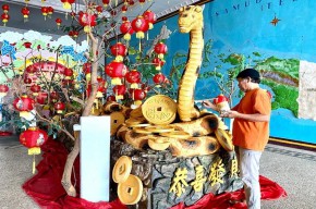 Mengenal Pematung Shio Ular di Klenteng Kwan Sing Bio Tuban