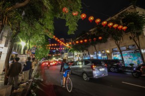 Surabaya Mulai Bersolek Imlek 2025, Lampion hingga Neon Box Hiasi Kota