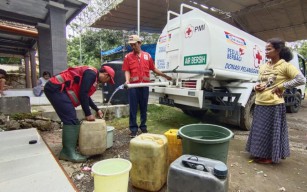 Pipa Mata Air Lereng Gunung Raung Terputus, PMI Jember Salurkan Air Bersih