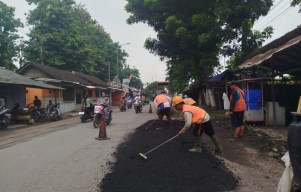 Jalan Provinsi yang Rusak di Jember Mulai Diperbaiki