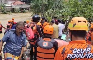 Santri Hanyut Terseret Arus Sungai saat Banjir di Bangkalan