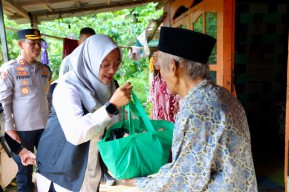 Gerakan Banyuwangi Berbagi, Bupati Serahkan Langsung Bantuan Warga Prasejahtera