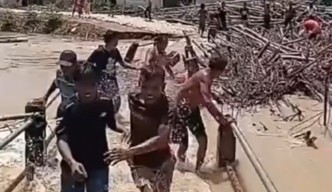 Inilah Detik-detik Jembatan di Blega Bangkalan Ambruk, Warga Berlarian ke Tepi