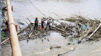 Tim Gabungan Bersihkan Sampah di Bawah Jembatan Lama Kota Kediri