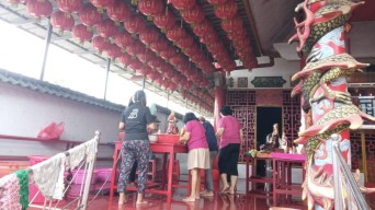 Kelenteng Pay Lien San Jember Sucikan Patung Dewa-Dewi dengan Air Bunga dan Teh