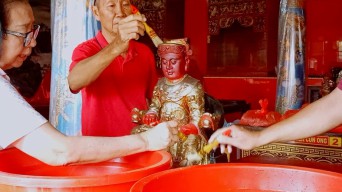 Klenteng Tri Dharma Teng Swie Bio Sidoarjo Mandikan Rupang jelang Imlek 2025