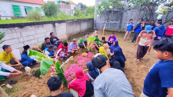 Siswa SMPN 7 Mojokerto yang Terseret Ombak Pantai Drini Dimakamkan di Sidoarjo