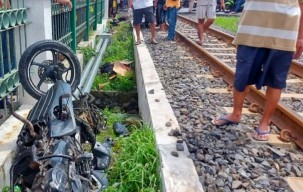 Terobos Palang Pintu, Pemotor asal Surabaya Tewas Tertabrak KA di Taman Sidoarjo