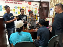 Pria asal Jember, Kampret Diringkus Polisi saat Cangkruk di Indomaret