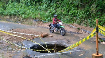Lubang Besar Menganga di Jalan Penghubung Antar Kecamatan di Trenggalek