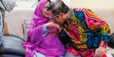 Pemakaman Ibunda di Pamekasan Tunggu Kedatangan Mahfud MD