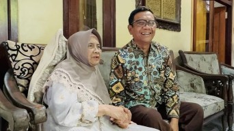 Mahfud MD Pimpin Salat Jenazah Ibunda