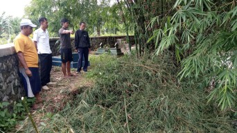 Makam di Jember Ambrol Akibat Banjir, Kerangka Hanyut ke Sungai