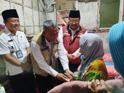 Mensos Gus Ipul Sambangi Nenek Tuna Netra yang Hidup Sebatang Kara di Bangkalan