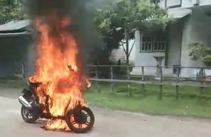5 Fakta Guru di Sumenep Diancam Sajam dan Motornya Dibakar