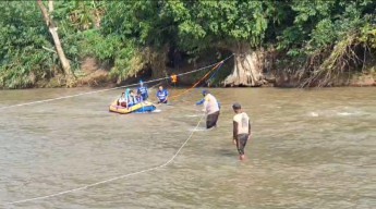 Pelajar Jember Seberangi Sungai Naik Rakit Menuju Sekolah, Relawan Bantu Perahu Karet