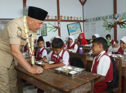 Ribuan Siswa di Modung Bangkalan Nikmati MBG, Kecamatan Lain Sabar Dulu