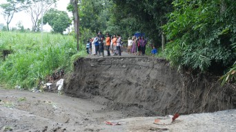 Pemkab Kediri Lakukan Penanganan Darurat Jalan Putus di Sepawon Plosoklaten