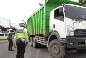 12 Angkutan Barang di Gresik Kena Tilang gegara Langgar Jam Operasional