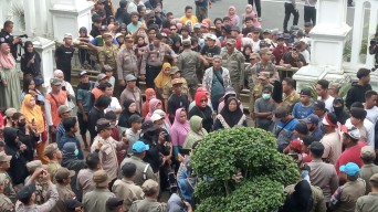 Warga Jember Geruduk Pendopo Bupati, Protes Jalan Rusak Akibat Truk PT Imasco