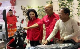 Anggota DPR RI Beri Guru di Sumenep Motor Baru usai Insiden Pembakaran