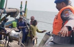 Polisi Patroli Wilayah Perairan Bangkalan, Cegah Nelayan Luar Masuk