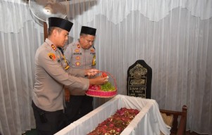 Kapolres Gresik Ziarah ke Makam Tokoh Penyebar Islam