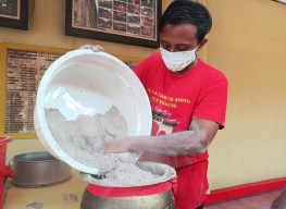 Sambut imlek, Kelenteng Tjoe Tik Kiong Tulungagung Gelar Tradisi Ayak Abu