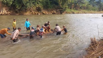 Jembatan Putus, Pelajar di Jember Seberangi Sungai dengan Rakit Menuju Sekolah